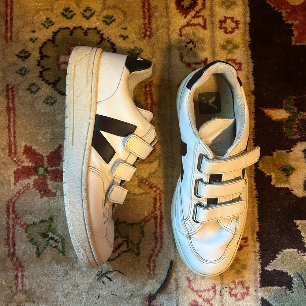 Veja Recife 3 lock Velcro strap sneaker